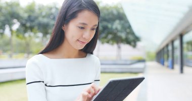 Tablet bilgisayar açık, kullanan kadın 