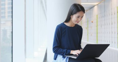 Dizüstü bilgisayarda ödev öğrenci 