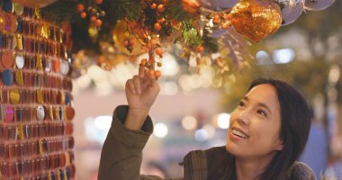 Gece Noel ağacı süsle bakarak kadın