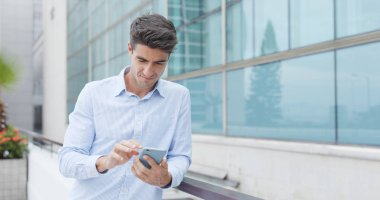 İspanyol işadamı cep telefonunuzun konuşma 