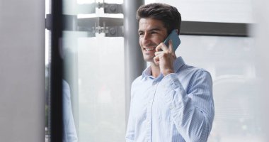 İspanyol telefonda konuşan adam 