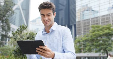 Beyaz işadamı tablet, açık kullanma 