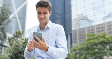 Beyaz işadamı cep telefonu kullanarak 