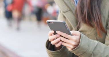 Elinde akıllı telefon kullanan kadın