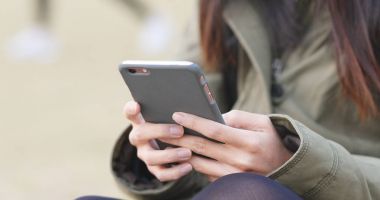 Cep telefonu kullanan kadın 