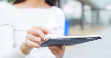 Dijital tablet bilgisayar kullanan kadın 