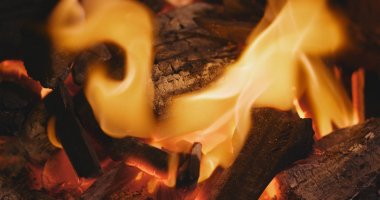 Barbekü için kömür Ateşi yakın çekim