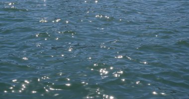 Güneş ışığı altında güzel deniz manzarası 