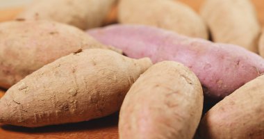 Tatlı patates masaya yakın çekim