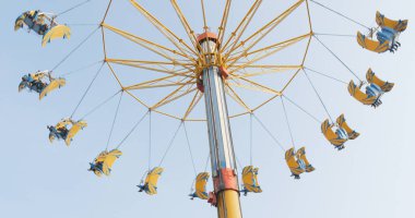 Ocean Park, Hong Kong - 09 Aralık 2017: salıncak yolculuk eğlence parkı 