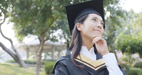 Graduación Mujer Usando Bata Pensando —  Fotos de Stock