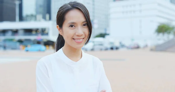 Asiática Empresária Sorrindo Para Câmera — Fotografia de Stock