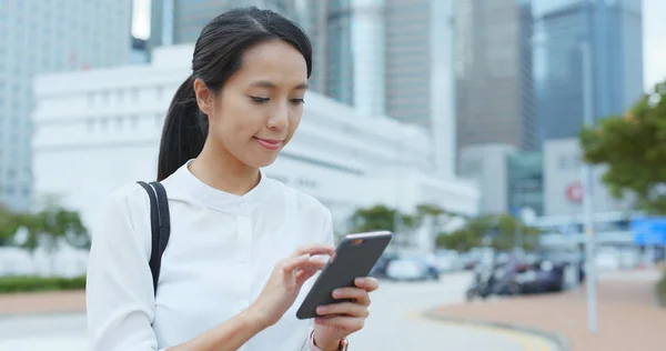 Vrouw Met Behulp Van Mobiele Telefoon Zit Buiten — Stockfoto