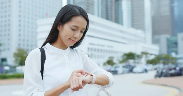 Γυναίκα Χρησιμοποιώντας Έξυπνη Ρολόι — Φωτογραφία Αρχείου