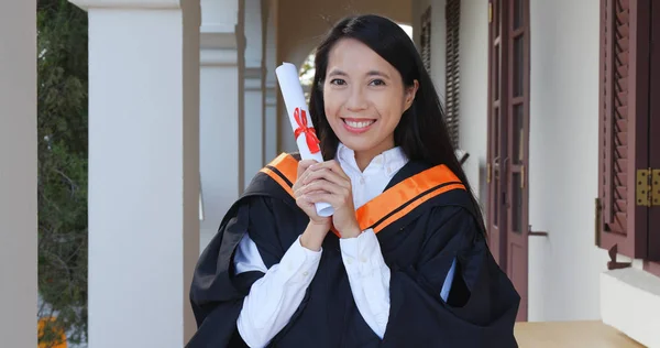 Mulher Alegre Obter Graduação Campus Universitário — Fotografia de Stock