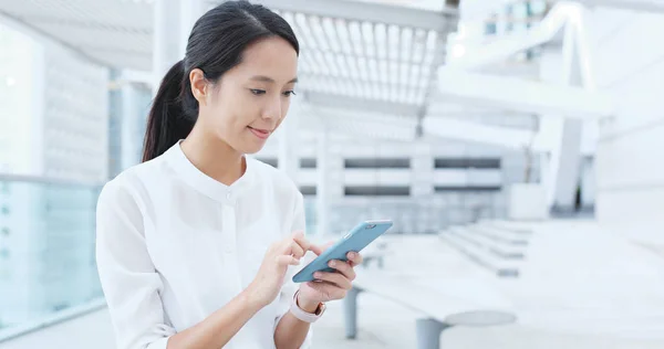 Zakenvrouw Die Mobiele Telefoon Gebruikt — Stockfoto