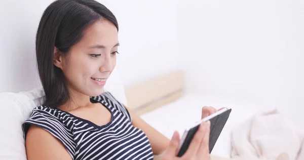 Mujer Usando Tableta — Foto de Stock