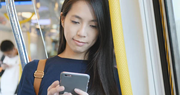 Cestovní Žena Používající Mobilní Telefon Kupé Vlaku Zaneprázdněný Životní Styl — Stock fotografie