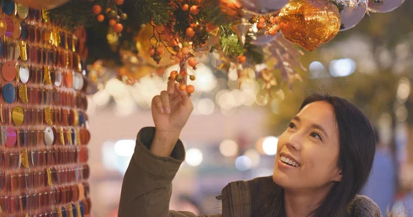 Gece Noel ağacı süsle bakarak kadın