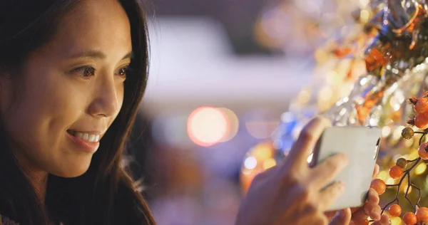 Kadın Alarak Resmi Için Cep Telefonunuzun Gece Noel Ağacı Süsle — Stok fotoğraf