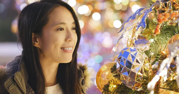 Noel ağacı süsle arayan kadın 