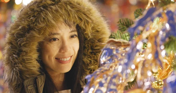 Mutlu kadın Noel ağacı süsle 