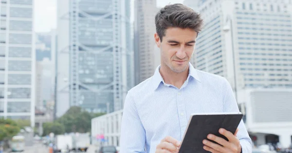 Homem Usando Computador Tablet Livre — Fotografia de Stock