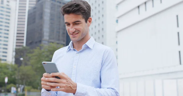 Man Använder Mobiltelefon Utomhus — Stockfoto