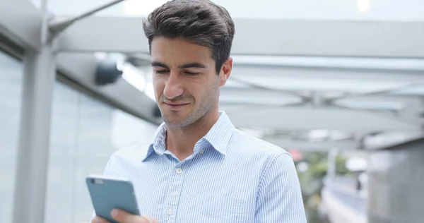 Hombre Negocios Caucásico Usando Teléfono Móvil Ciudad —  Fotos de Stock