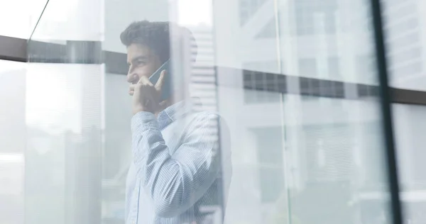 Pencere Rağmen Şehir Cep Telefonu Konuşurken Işadamı — Stok fotoğraf