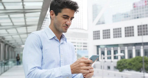 Homem Usando Telefone Celular Cidade — Fotografia de Stock