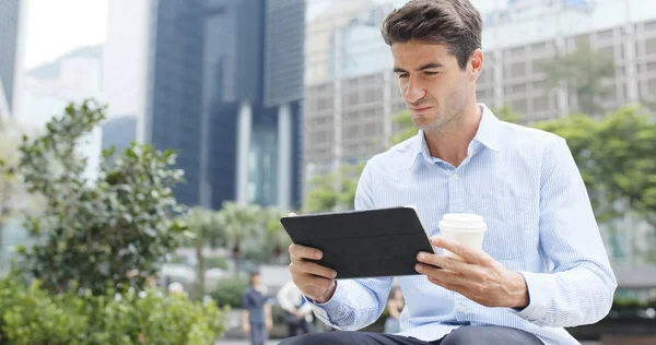 Kaukasische Zakenman Met Behulp Van Tablet — Stockfoto