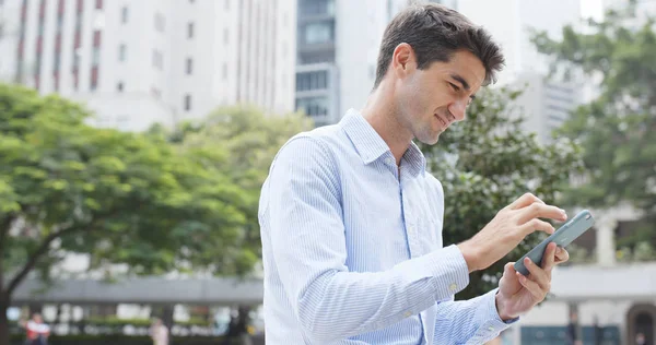 Homem Caucasiano Usando Celular Livre — Fotografia de Stock