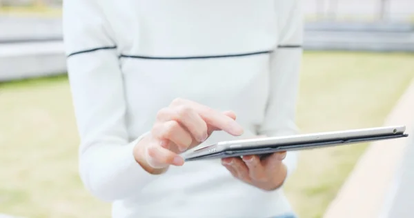 Vrouw Met Behulp Van Digitale Tablet Computer — Stockfoto