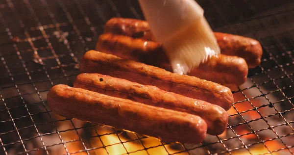 Honig Auf Grillwurst Auftragen — Stockfoto