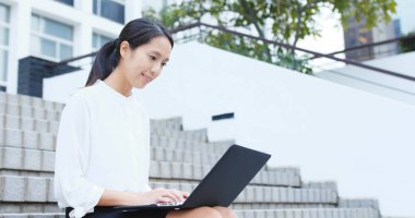 Asya işkadını defter üzerinde çalışma 