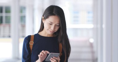 Genç kadın, açık istimal hareket eden telefon 