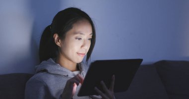 evde tablet bilgisayar kullanan kadın 