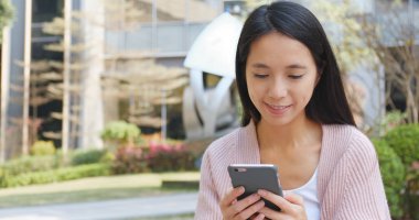 Elinde akıllı telefon kullanan kadın