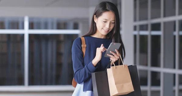 Frau Benutzte Handy Und Einkaufstüten — Stockfoto