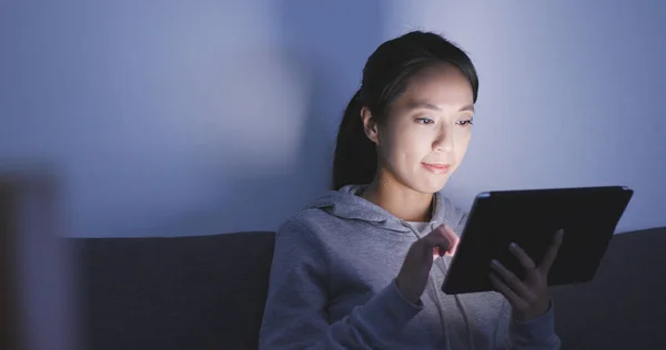 Γυναίκα Που Χρησιμοποιεί Υπολογιστή Ταμπλέτα Νύχτα — Φωτογραφία Αρχείου