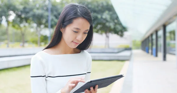 Asijské Žena Držící Digitální Tabletový Počítač — Stock fotografie
