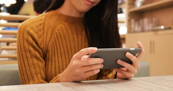 Mujer Jugando Juego Teléfono Celular Restaurante —  Fotos de Stock