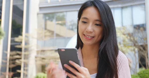 Frau Benutzt Smartphone Vor Einkaufszentrum — Stockfoto