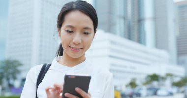 Cep telefonu kullanan iş kadını 