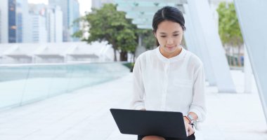 Genç işkadını dizüstü bilgisayarda çalışır 