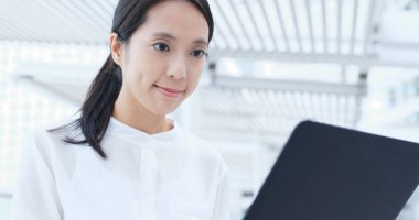 Asya işkadını dizüstü bilgisayarda çalışır 