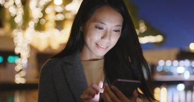 Genç işkadını City Noel dekorasyonu ile cep telefonunuzun 