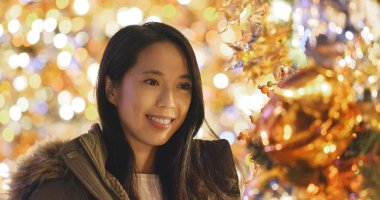 Gece Noel ağacı süsle kadınla 