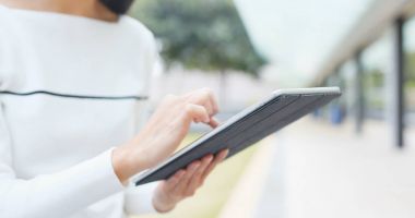 Tablet bilgisayarda geceleri dokunmadan kadın 